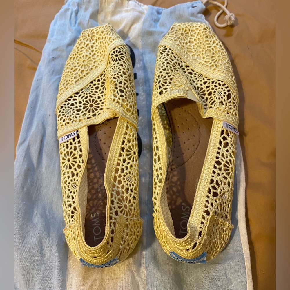 Yellow Tom’s lace shoes
